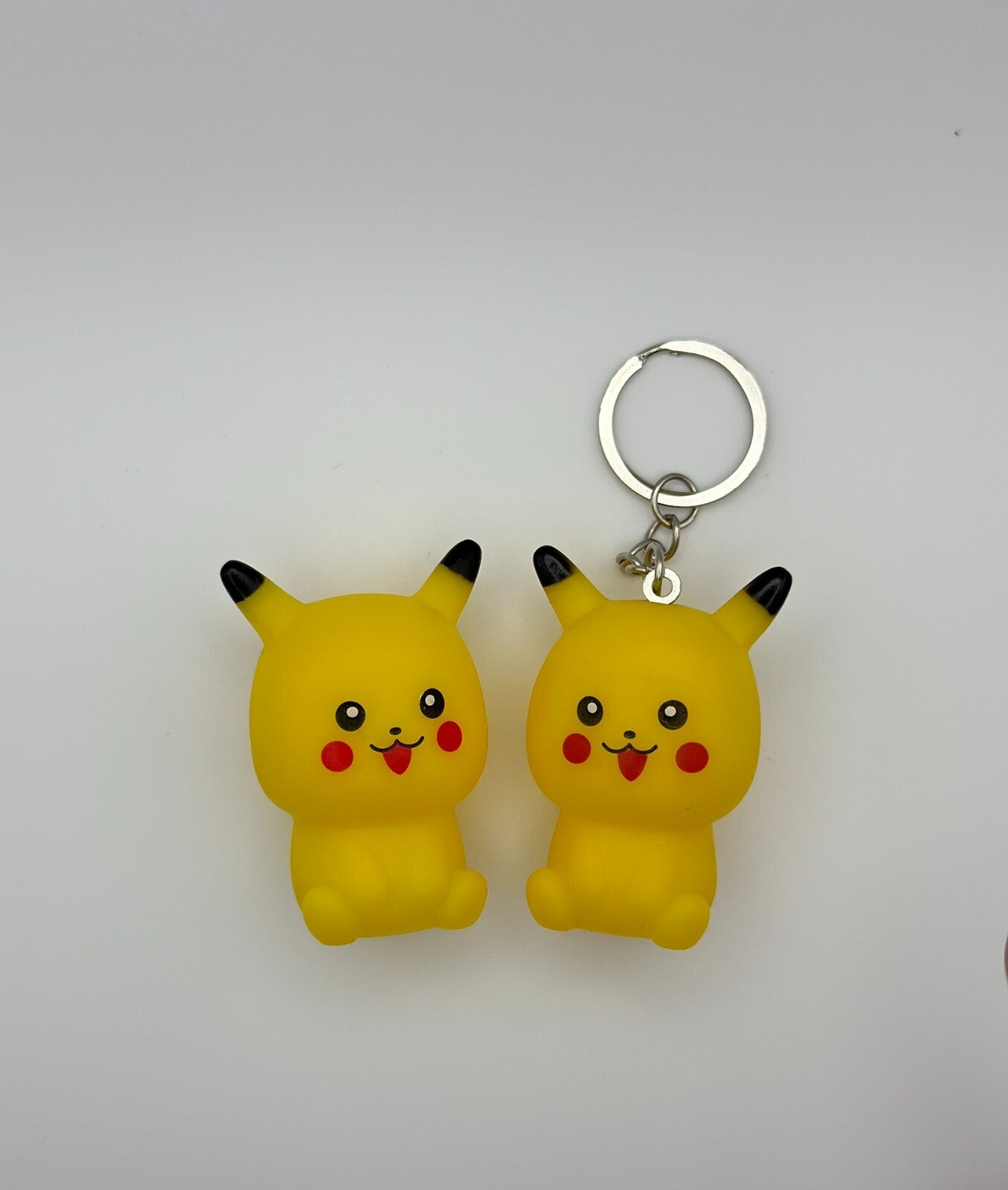 POKEMON Schlüsselanhänger Pikachu "quietschender" Pikachu Schlüsselring Neu